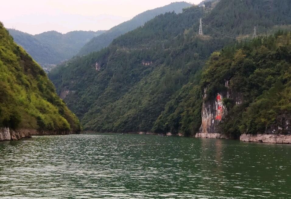 峡谷水路 · 从船上看山